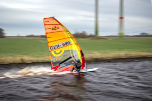 Surfer auf dem Ems-Jade Kanal 20151205-lasse-brudek-kanal-sande-rainer-ganske-2